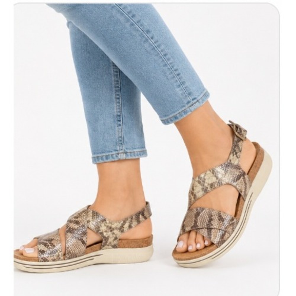 Adrienne Vittadini Women's Snake Print Cary Open Toe Casual Strappy Sz 9. 5 NWB